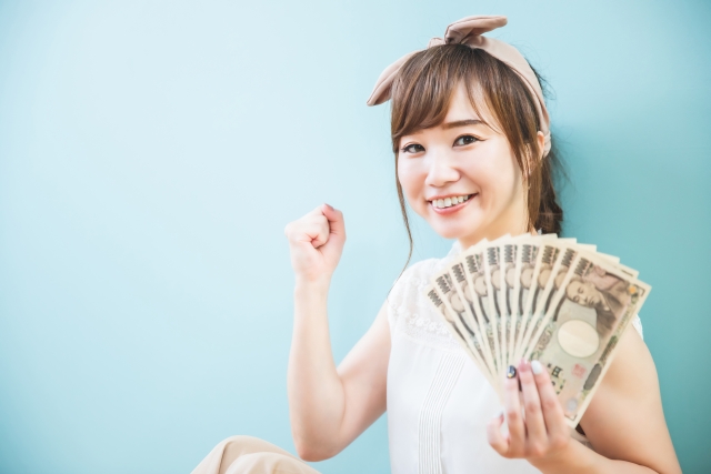 札束を持つ女性