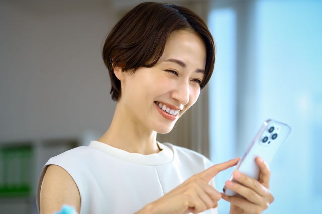 スマートフォン 喜ぶ女性